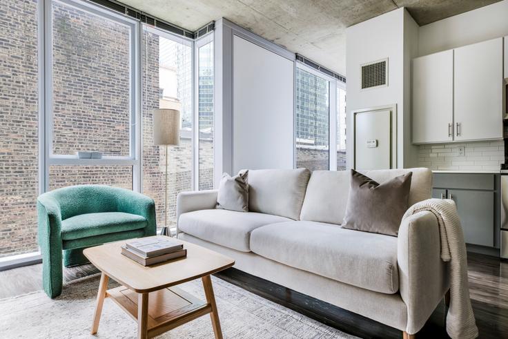 Sala de estar elegantemente projetada com móveis modernos em um apartamento no Linea em Chicago, Chicago