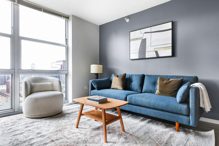 Elegante sala de estar con mobiliario moderno en un apartamento en 180 North Jefferson en Chicago, Chicago Elegante sala de estar con mobiliario moderno en un apartamento en 180 North Jefferson en Chicago, Chicago
