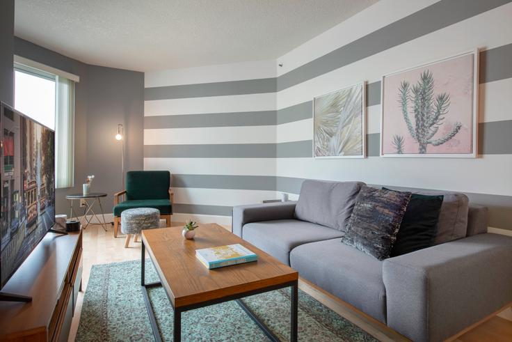 Salle de séjour élégante avec mobilier moderne dans un appartement à 240 Lombard à Telegraph Hill, San Francisco Bay Area