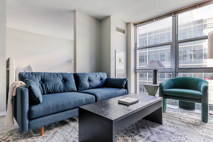 Elegante sala de estar con mobiliario moderno en un apartamento en 180 North Jefferson en Chicago, Chicago Elegante sala de estar con mobiliario moderno en un apartamento en 180 North Jefferson en Chicago, Chicago