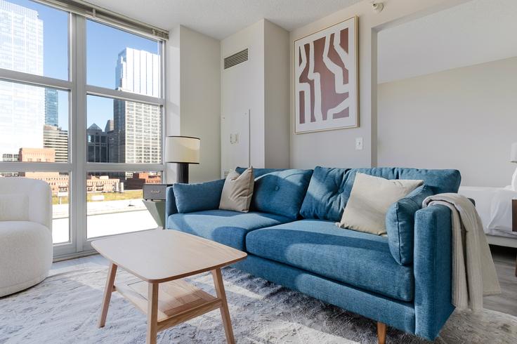 Elegante sala de estar con mobiliario moderno en un apartamento en 180 North Jefferson en Chicago, Chicago Elegante sala de estar con mobiliario moderno en un apartamento en 180 North Jefferson en Chicago, Chicago
