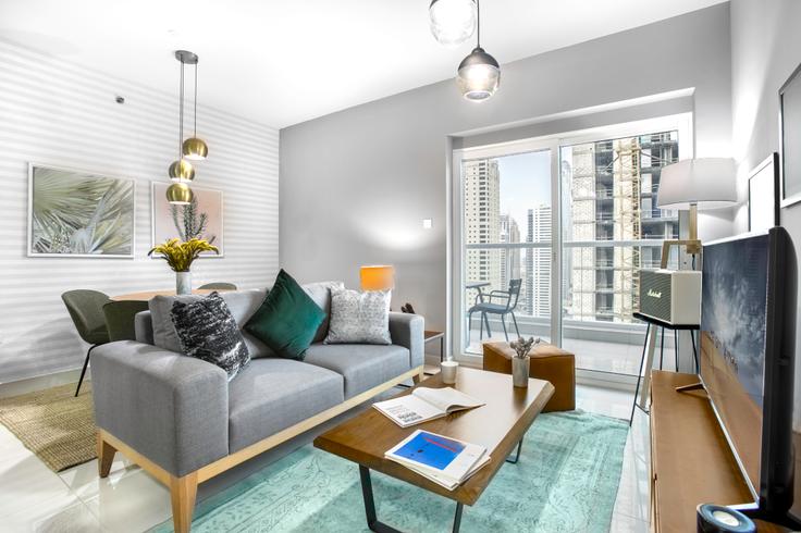 Dubai Marina, Dubai에 위치한 Continental Tower 아파트의 세련된 인테리어가 돋보이는 거실 Dubai Marina, Dubai에 위치한 Continental Tower 아파트의 세련된 인테리어가 돋보이는 거실