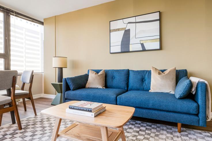 Elegant gestaltetes Wohnzimmer mit moderner Einrichtung in einer Wohnung im Park Michigan in Chicago, Chicago Elegant gestaltetes Wohnzimmer mit moderner Einrichtung in einer Wohnung im Park Michigan in Chicago, Chicago