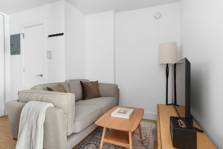 The Centra adresindeki bir dairede modern mobilyalarla zarif bir şekilde tasarlanmış oturma odası Manhattan, New York The Centra adresindeki bir dairede modern mobilyalarla zarif bir şekilde tasarlanmış oturma odası Manhattan, New York