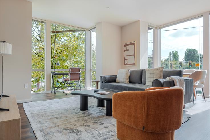 Seattle, Seattle에 위치한 The Corydon 아파트의 세련된 인테리어가 돋보이는 거실 Seattle, Seattle에 위치한 The Corydon 아파트의 세련된 인테리어가 돋보이는 거실