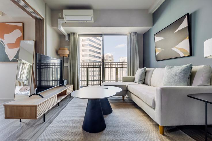 Salle de séjour élégante avec mobilier moderne dans un appartement à Frontier Shinjuku Tower à Shinjuku City, Tokyo