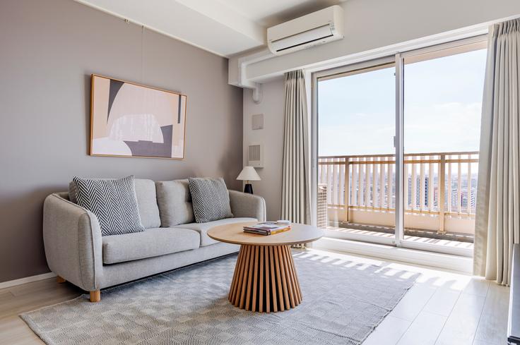 Elegante sala de estar con mobiliario moderno en un apartamento en Frontier Shinjuku Tower en Shinjuku City, Tokyo Elegante sala de estar con mobiliario moderno en un apartamento en Frontier Shinjuku Tower en Shinjuku City, Tokyo