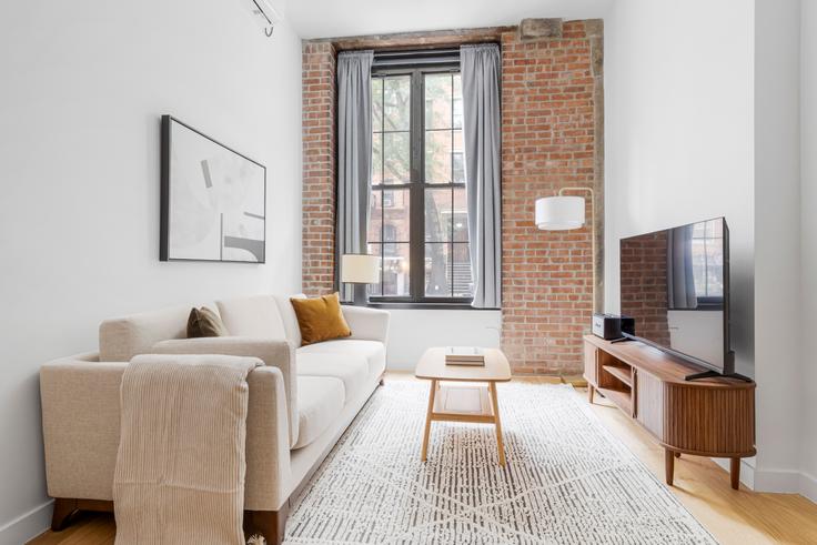 Elegant gestaltetes Wohnzimmer mit moderner Einrichtung in einer Wohnung im 10 St Marks Pl in Manhattan, New York Elegant gestaltetes Wohnzimmer mit moderner Einrichtung in einer Wohnung im 10 St Marks Pl in Manhattan, New York