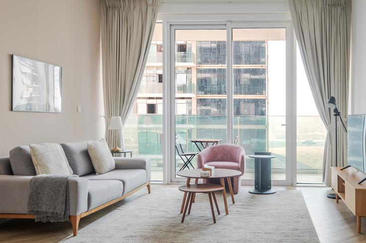 Sala de estar elegantemente projetada com móveis modernos em um apartamento no 1 Residences West Tower em Za'abeel, Dubai