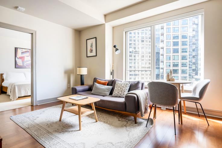 Salle de séjour élégante avec mobilier moderne dans un appartement à Pier 4 à Boston, Boston