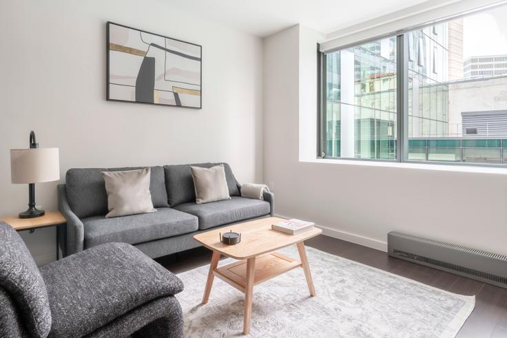 Elegante sala de estar con mobiliario moderno en un apartamento en 150 Van Ness en San Francisco, San Francisco Elegante sala de estar con mobiliario moderno en un apartamento en 150 Van Ness en San Francisco, San Francisco