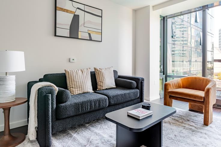 Elegante sala de estar con mobiliario moderno en un apartamento en 150 Van Ness en San Francisco, San Francisco Elegante sala de estar con mobiliario moderno en un apartamento en 150 Van Ness en San Francisco, San Francisco