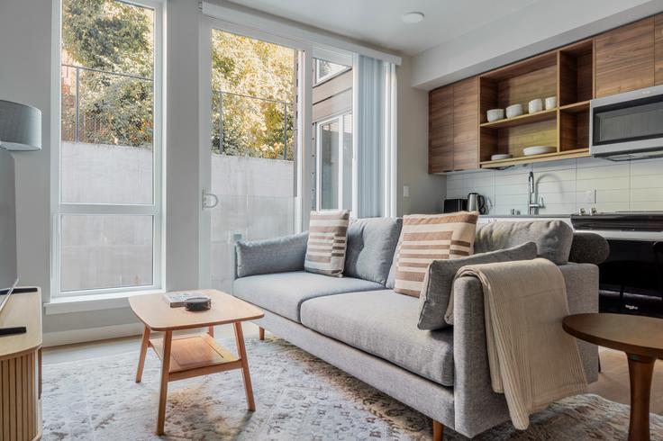 Elegante sala de estar con mobiliario moderno en un apartamento en Ion Queen Anne en Seattle, Seattle Elegante sala de estar con mobiliario moderno en un apartamento en Ion Queen Anne en Seattle, Seattle