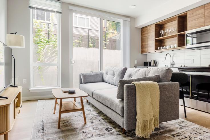 Elegante sala de estar con mobiliario moderno en un apartamento en Ion Queen Anne en Seattle, Seattle Elegante sala de estar con mobiliario moderno en un apartamento en Ion Queen Anne en Seattle, Seattle