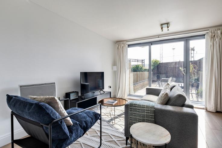 Salle de séjour élégante avec mobilier moderne dans un appartement à 206 Regents Park Road, NW1 8AQ à London Borough of Camden, London Salle de séjour élégante avec mobilier moderne dans un appartement à 206 Regents Park Road, NW1 8AQ à London Borough of Camden, London