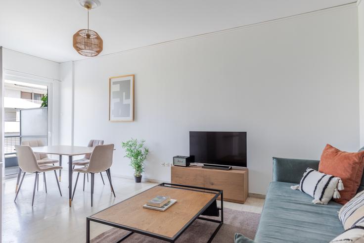 Elegant gestaltetes Wohnzimmer mit moderner Einrichtung in einer Wohnung im Miaouli 6 in East Athens, Athens