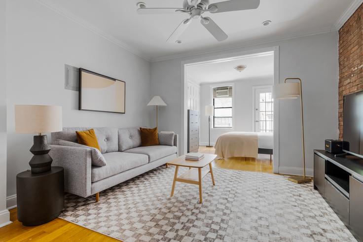 118 Christopher Street adresindeki bir dairede modern mobilyalarla zarif bir şekilde tasarlanmış oturma odası Manhattan, New York