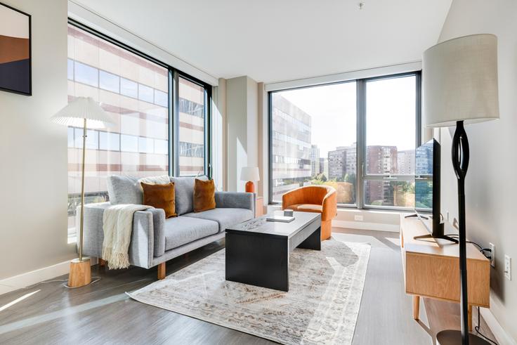 Elegant gestaltetes Wohnzimmer mit moderner Einrichtung in einer Wohnung im Avalon north station in Boston, Boston Elegant gestaltetes Wohnzimmer mit moderner Einrichtung in einer Wohnung im Avalon north station in Boston, Boston