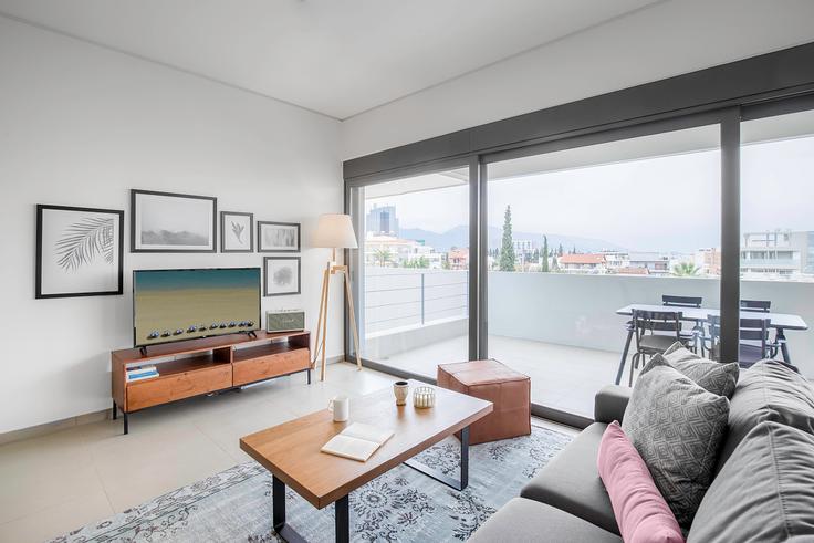 Elegant gestaltetes Wohnzimmer mit moderner Einrichtung in einer Wohnung im Dionisou X in North Athens, Athens