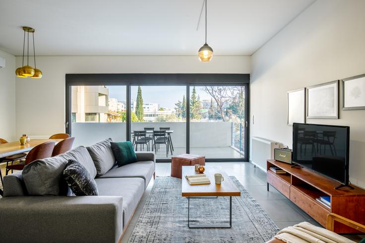 Dionisou XII adresindeki bir dairede modern mobilyalarla zarif bir şekilde tasarlanmış oturma odası North Athens, Athens