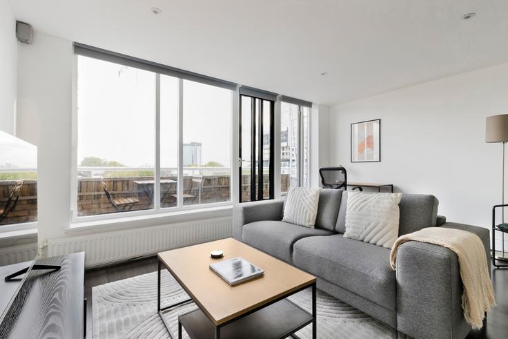 Royal Borough of Kensington and Chelsea, London에 위치한 Chesterton Square 유닛의 세련된 인테리어가 돋보이는 거실