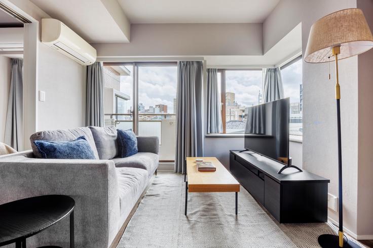 Salle de séjour élégante avec mobilier moderne dans un appartement à Improve Nishi-Waseda à Shinjuku City, Tokyo
