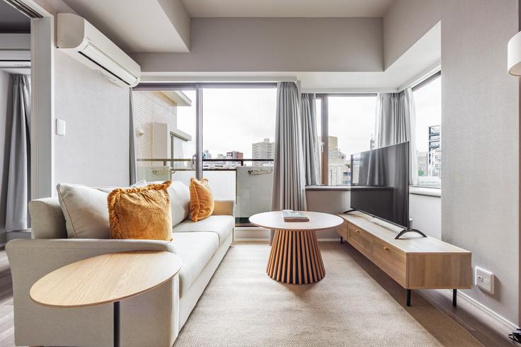 Sala de estar elegantemente projetada com móveis modernos em um apartamento no Improve Nishi-Waseda em Shinjuku City, Tokyo