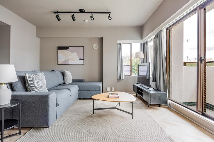 Salle de séjour élégante avec mobilier moderne dans un appartement à Improve Nishi-Waseda à Shinjuku City, Tokyo