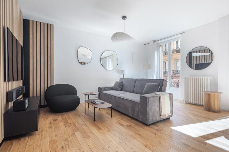 Condorcet 24 adresindeki bir dairede modern mobilyalarla zarif bir şekilde tasarlanmış oturma odası 9th arrondissement, Paris