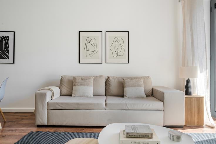 Sala de estar elegantemente projetada com móveis modernos em um apartamento no Duque d'Ávila 139 em Avenidas Novas, Lisbon
