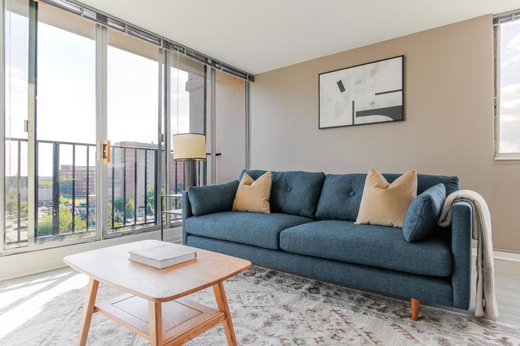 Elegant gestaltetes Wohnzimmer mit moderner Einrichtung in einer Wohnung im SCIO Medical District in Chicago, Chicago