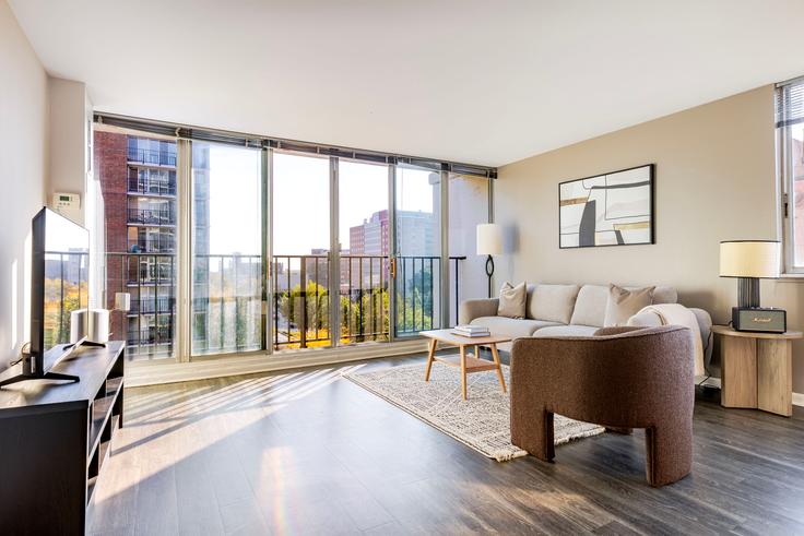 Elegant gestaltetes Wohnzimmer mit moderner Einrichtung in einer Wohnung im SCIO Medical District in Chicago, Chicago