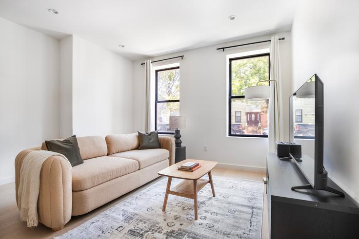Sala de estar elegantemente projetada com móveis modernos em um apartamento no 285 Kingsland Avenue em Brooklyn, New York