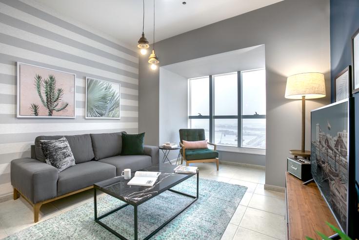 Elegant gestaltetes Wohnzimmer mit moderner Einrichtung in einer Wohnung im Elite Residence in Dubai Marina, Dubai