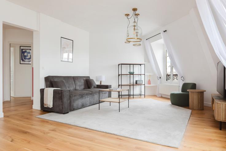 Elegant gestaltetes Wohnzimmer mit moderner Einrichtung in einer Wohnung im Place de la République 2 - Levallois Perret in Levallois-Perret, Levallois-Perret
