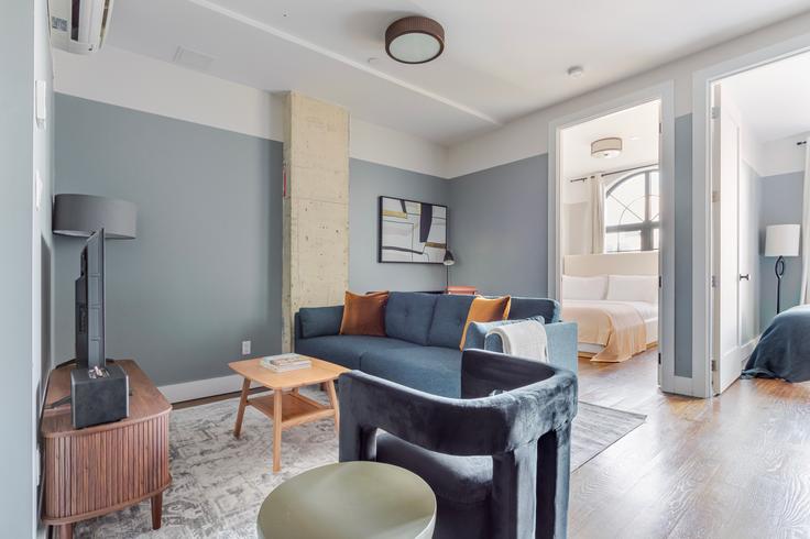 Elegant gestaltetes Wohnzimmer mit moderner Einrichtung in einer Wohnung im The Kent House in Brooklyn, New York Elegant gestaltetes Wohnzimmer mit moderner Einrichtung in einer Wohnung im The Kent House in Brooklyn, New York