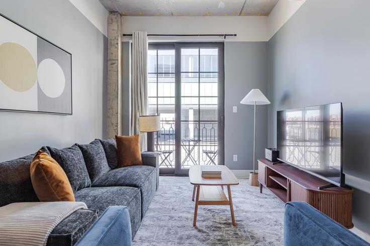 Elegant gestaltetes Wohnzimmer mit moderner Einrichtung in einer Wohnung im The Kent House in Brooklyn, New York Elegant gestaltetes Wohnzimmer mit moderner Einrichtung in einer Wohnung im The Kent House in Brooklyn, New York