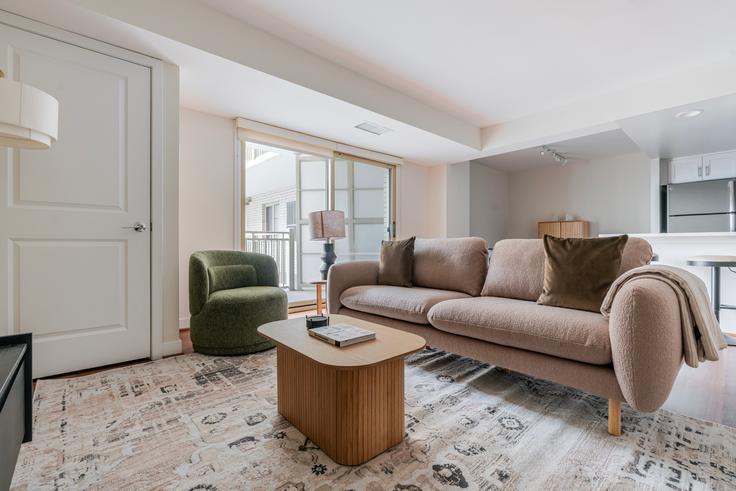 Arlington, Arlington에 위치한 Randolph Towers 아파트의 세련된 인테리어가 돋보이는 거실