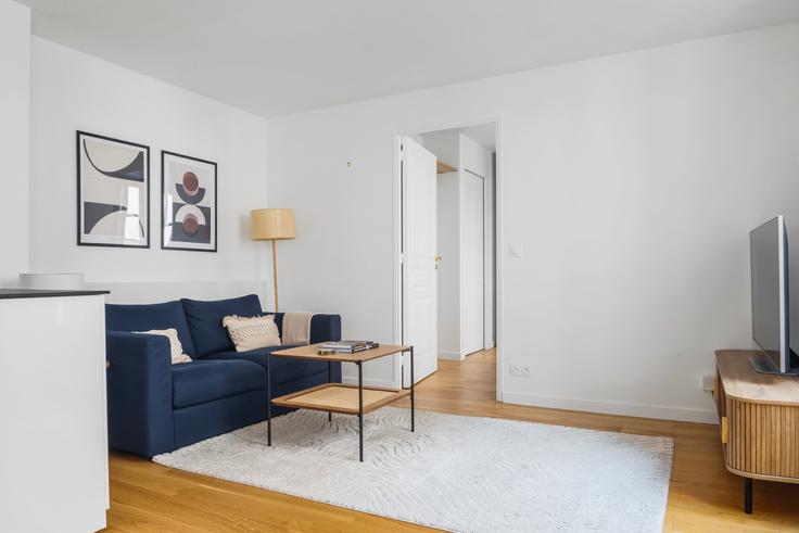 Sala de estar elegantemente projetada com móveis modernos em um apartamento no Jean Baptiste Pigalle 40 em 9th arrondissement, Paris