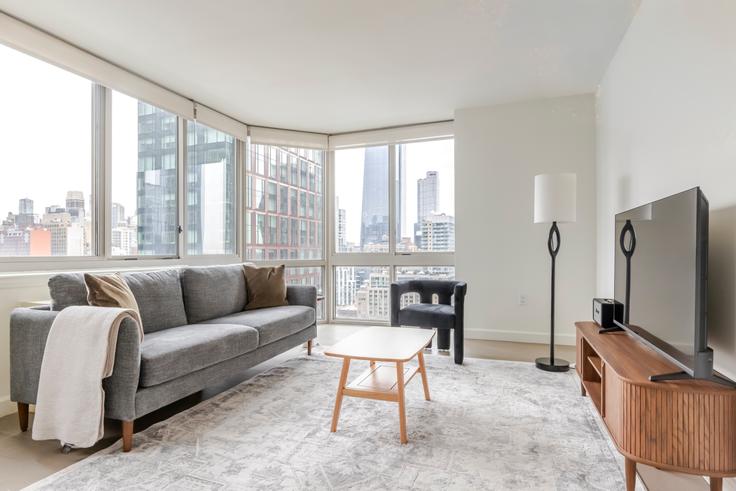 Hudson Landing adresindeki bir dairede modern mobilyalarla zarif bir şekilde tasarlanmış oturma odası Manhattan, New York Hudson Landing adresindeki bir dairede modern mobilyalarla zarif bir şekilde tasarlanmış oturma odası Manhattan, New York
