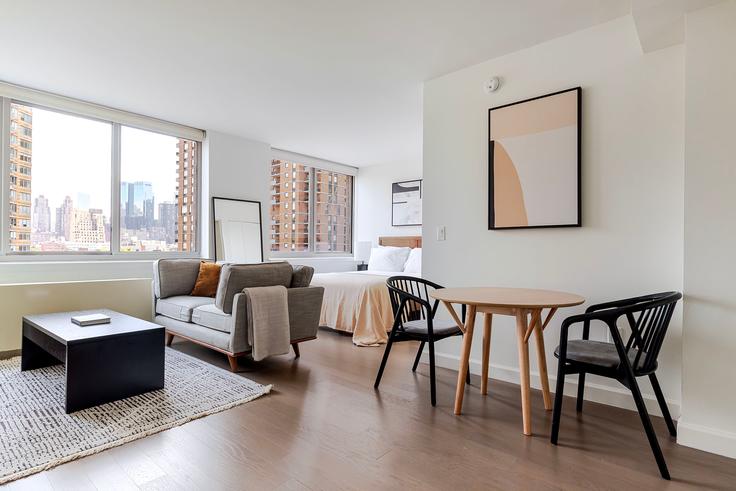 Manhattan, New York에 위치한 Hudson Landing 아파트의 세련된 인테리어가 돋보이는 거실 Manhattan, New York에 위치한 Hudson Landing 아파트의 세련된 인테리어가 돋보이는 거실