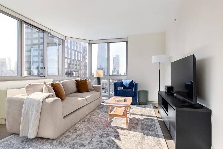 Elegante sala de estar con mobiliario moderno en un apartamento en Hudson Landing en Manhattan, New York
