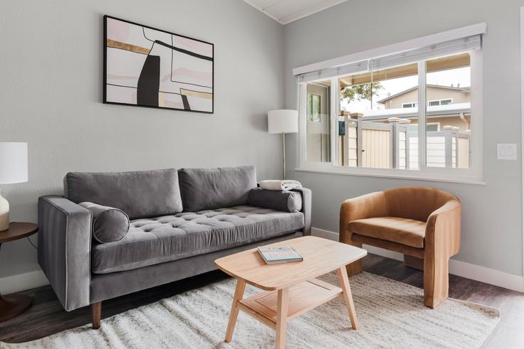 Elegant gestaltetes Wohnzimmer mit moderner Einrichtung in einer Wohnung im Layne Court in Palo Alto, Palo Alto Elegant gestaltetes Wohnzimmer mit moderner Einrichtung in einer Wohnung im Layne Court in Palo Alto, Palo Alto