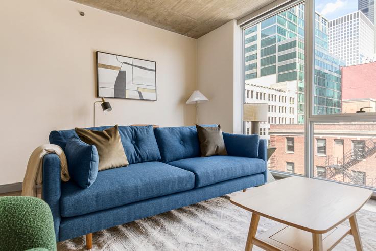 Elegante sala de estar con mobiliario moderno en un apartamento en Jeff Jack en Chicago, Chicago Elegante sala de estar con mobiliario moderno en un apartamento en Jeff Jack en Chicago, Chicago