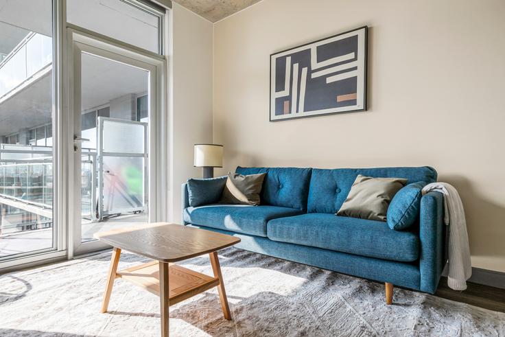 Elegante sala de estar con mobiliario moderno en un apartamento en Jeff Jack en Chicago, Chicago Elegante sala de estar con mobiliario moderno en un apartamento en Jeff Jack en Chicago, Chicago