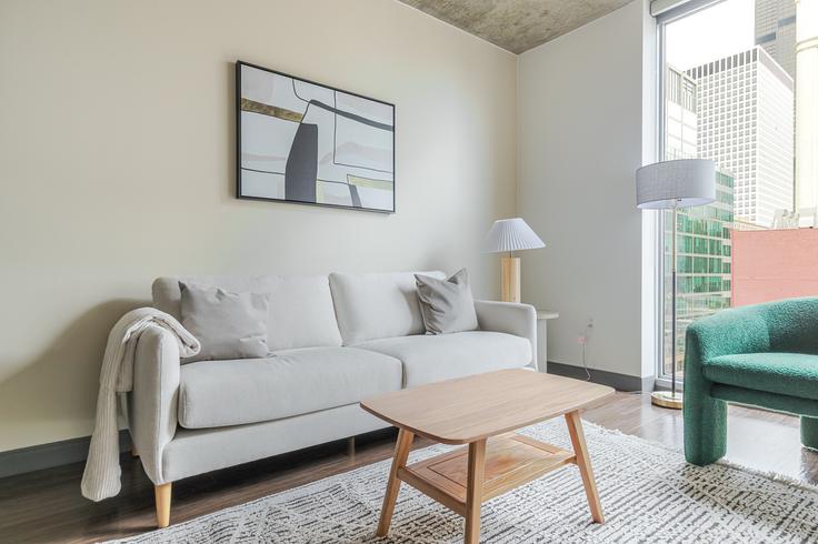 Sala de estar elegantemente projetada com móveis modernos em um apartamento no Jeff Jack em Chicago, Chicago Sala de estar elegantemente projetada com móveis modernos em um apartamento no Jeff Jack em Chicago, Chicago