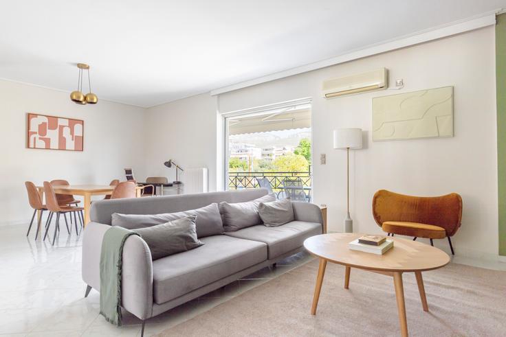 Elegant gestaltetes Wohnzimmer mit moderner Einrichtung in einer Wohnung im Zeppou in South Athens, Athens