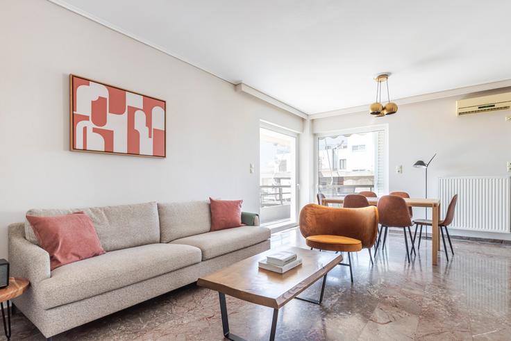 Elegant gestaltetes Wohnzimmer mit moderner Einrichtung in einer Wohnung im Riga Fereou in South Athens, Athens