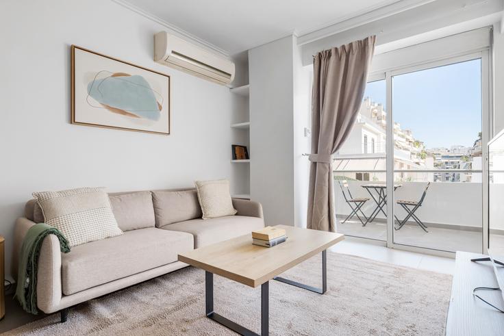 Elegant gestaltetes Wohnzimmer mit moderner Einrichtung in einer Wohnung im Fokidos 24 in Central Athens, Athens