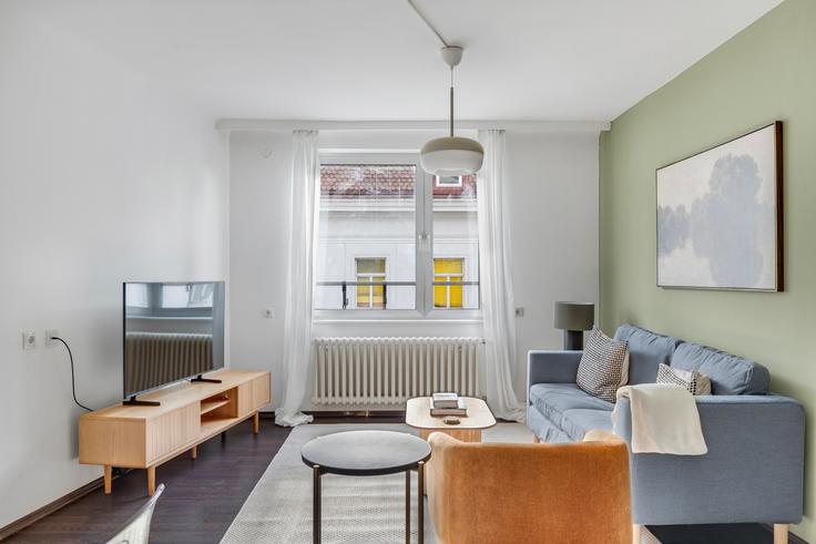 Elegant gestaltetes Wohnzimmer mit moderner Einrichtung in einer Wohnung im Gerlgasse 1A in Vienna, Vienna